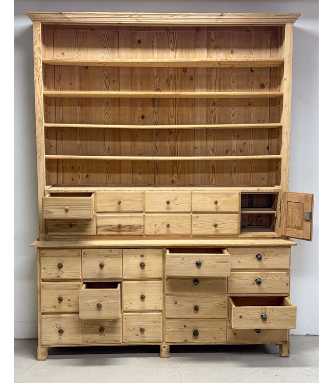 Traditionele werkplaats kast met lades