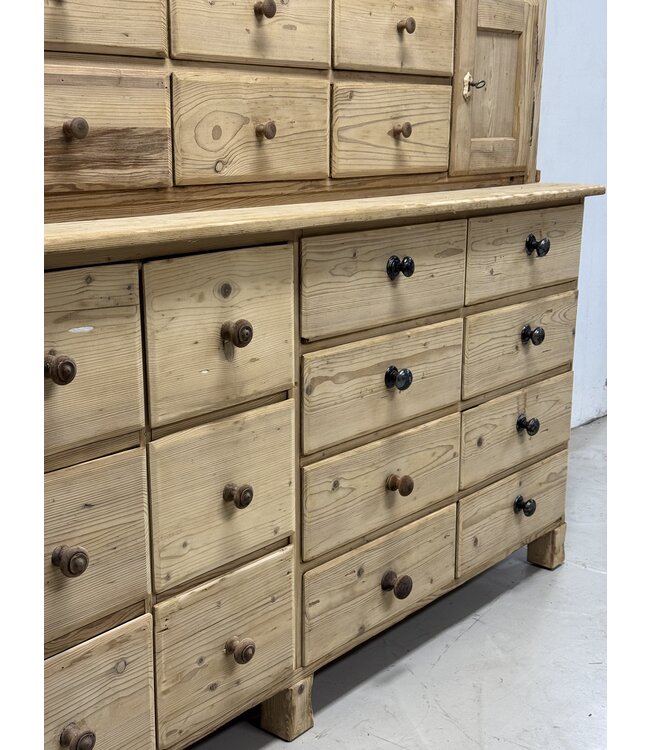 Traditionele werkplaats kast met lades