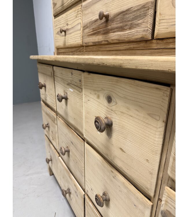 Traditional workshop cabinet with drawers