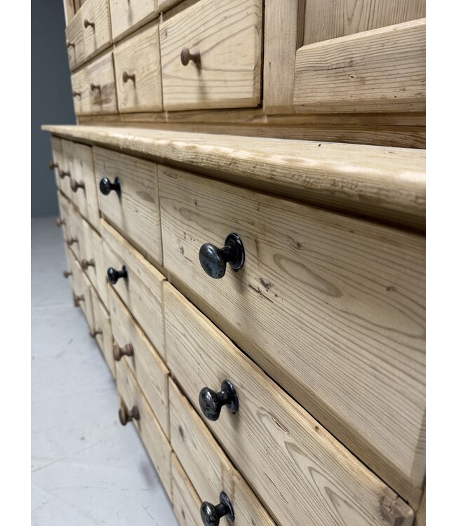 Traditionele werkplaats kast met lades