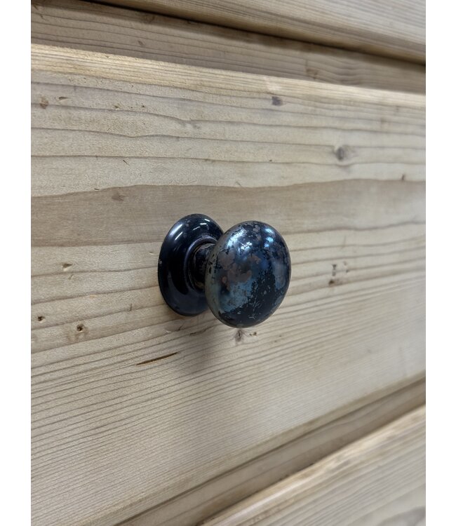 Traditional workshop cabinet with drawers