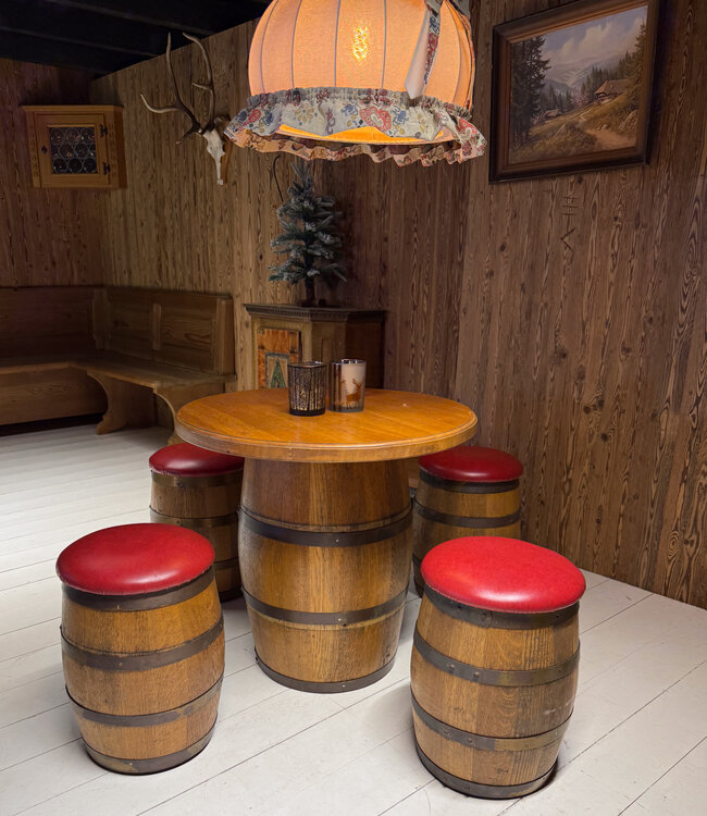 Tafel en krukjes uit houten vaten / whiskyvat wijnvat