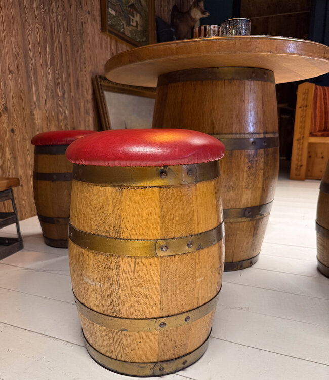 Tafel en krukjes uit houten vaten / whiskyvat wijnvat