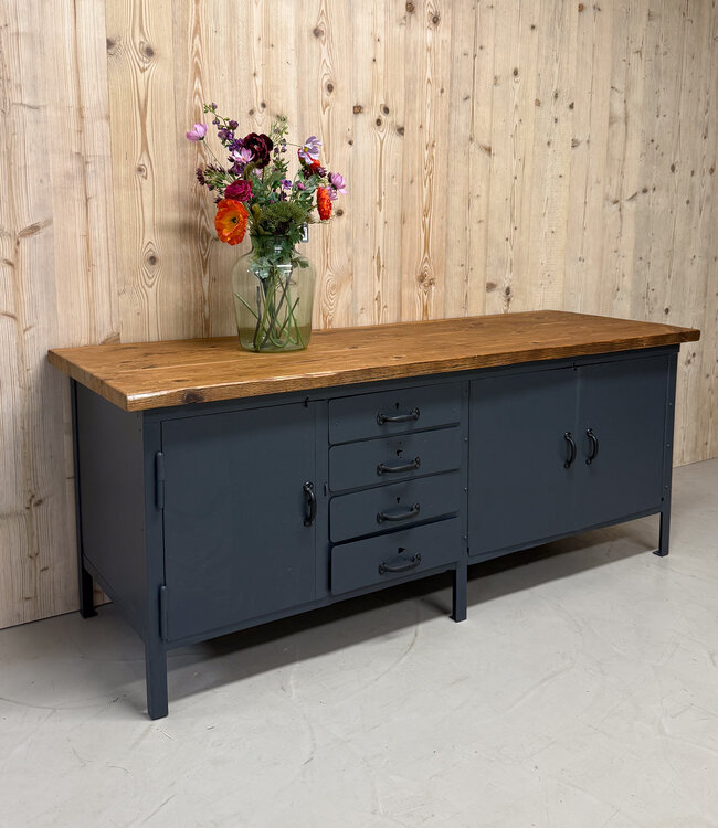 Vintage Sideboard mit Schubladen und Schranktüren
