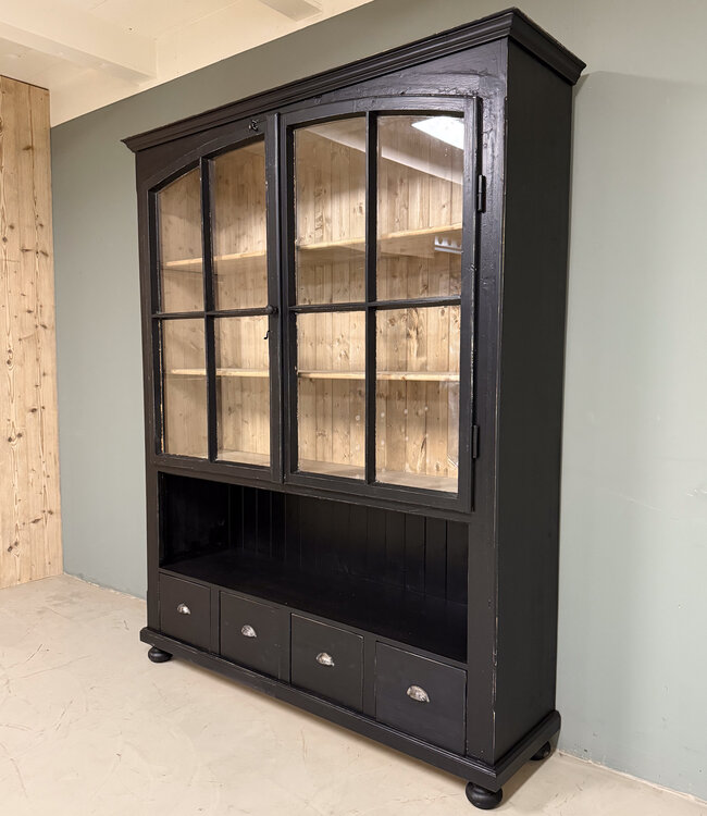 Vintage schwarzes Sideboard mit altem Glas | Vitrine