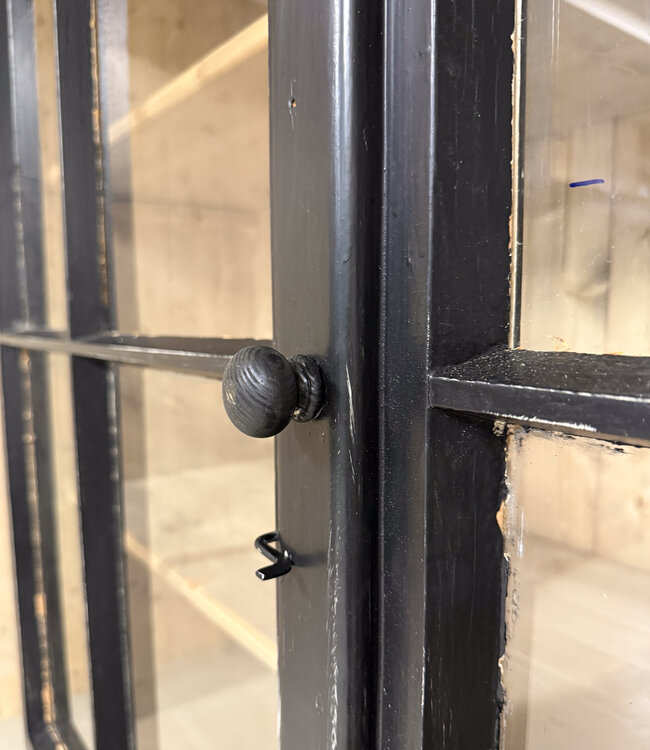 Vintage zwarte buffetkast met oud glas | Vitrinekast