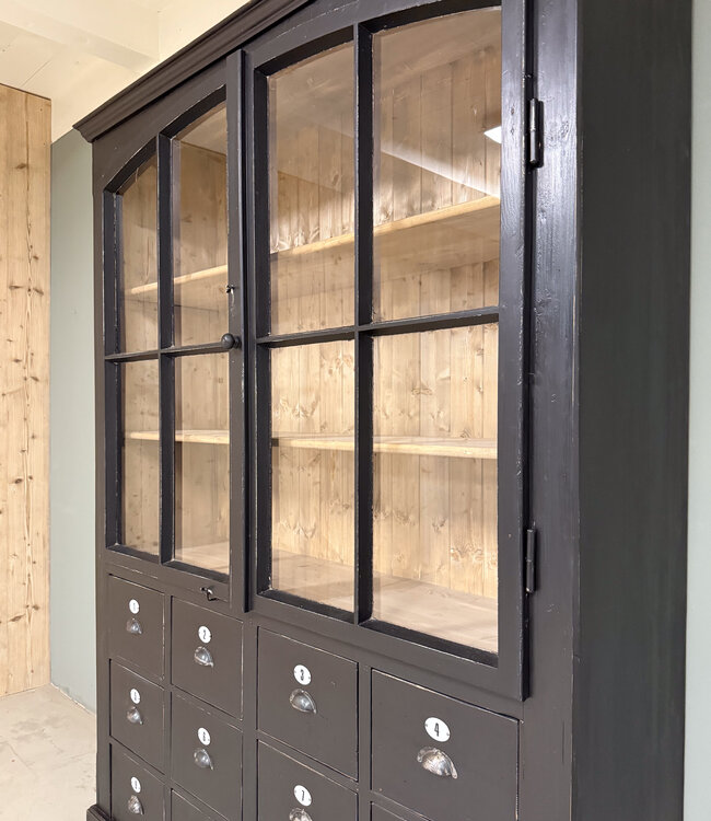 Schwarze Vitrine mit Glastüren und 12 Schubladen | Sideboard