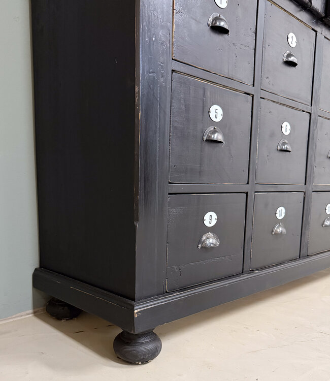 Schwarze Vitrine mit Glastüren und 12 Schubladen | Sideboard