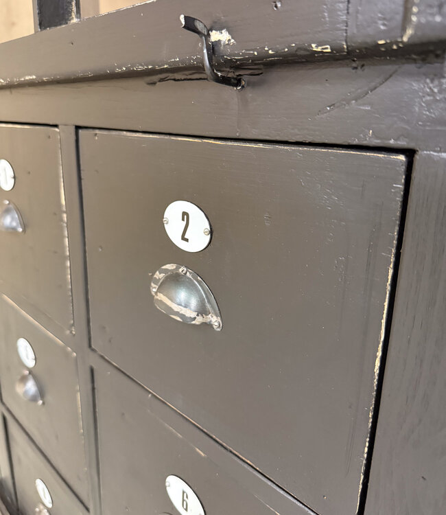 Schwarze Vitrine mit Glastüren und 12 Schubladen | Sideboard