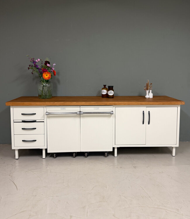 Alte industrielle Bäckerwerkbank