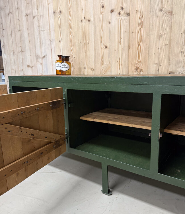 Vintage-Werkbank aus Stahl mit Holztüren