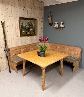 Oldwood Austrian Alpine dining area / Stube set