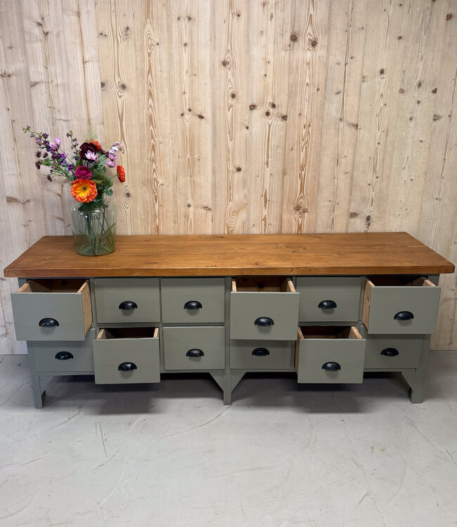 Sideboard aus Holz mit Schubladen