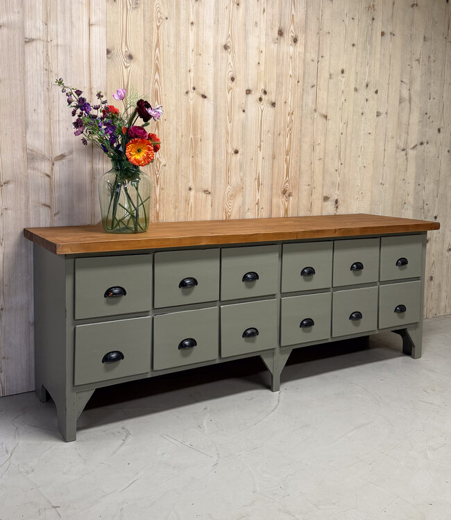 Industrielles Sideboard aus Holz mit Schubladen