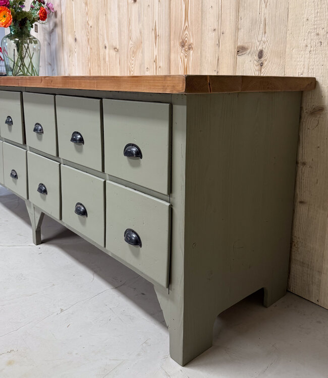 Industrielles Sideboard aus Holz mit Schubladen