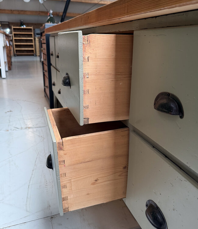 Industrielles Sideboard aus Holz mit Schubladen