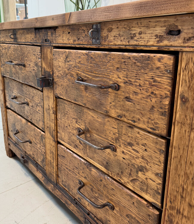 Vintage wooden chest of drawers / dresser