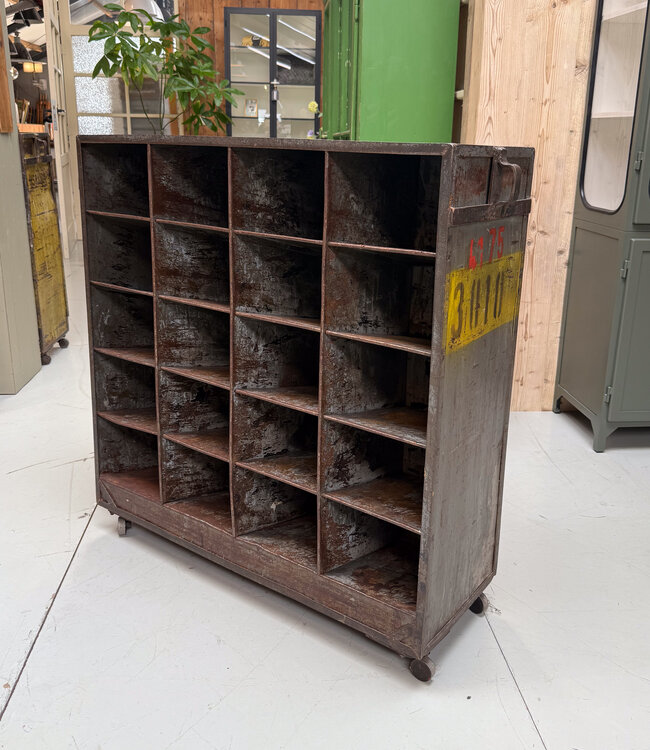 Industrieller Schuhschrank