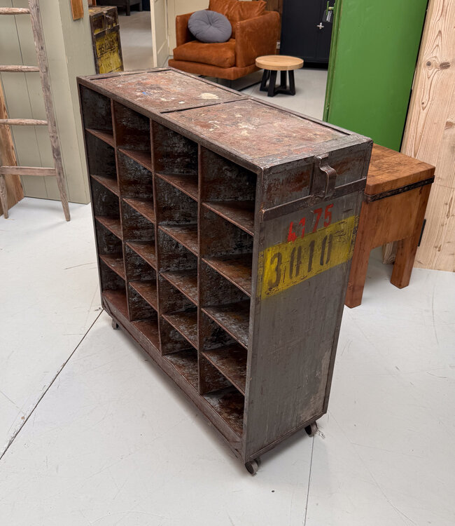 Industrieller Schuhschrank