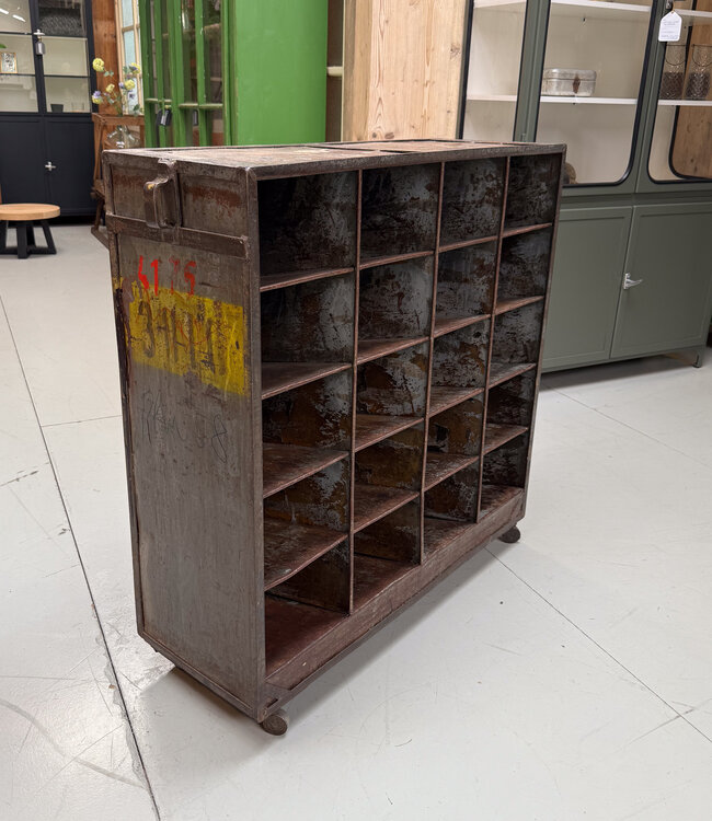 Industrieller Schuhschrank