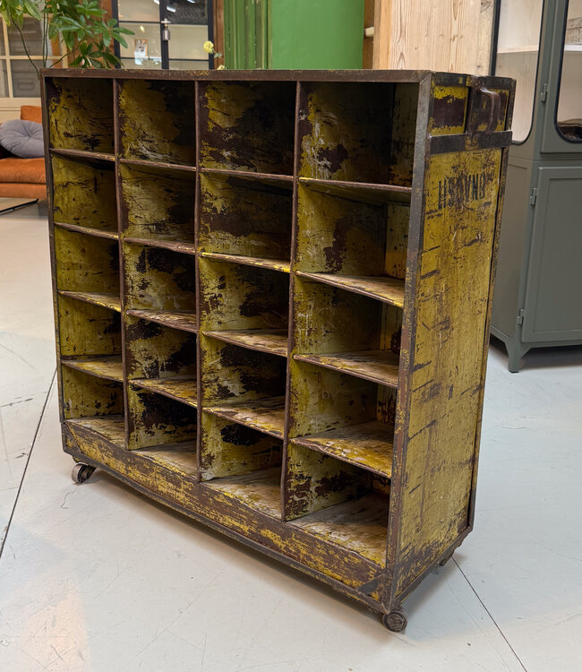 Industrial shoe cabinet