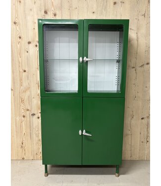 Vintage grüner Medizinschrank