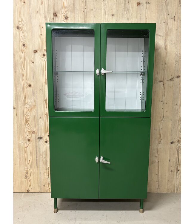 Vintage grüner Medizinschrank