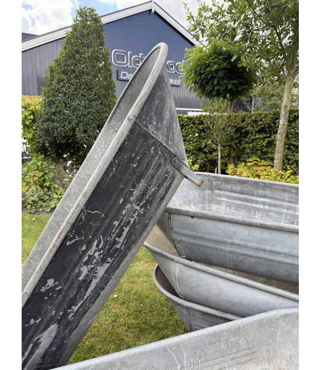 Ice bath / zinc bathtub