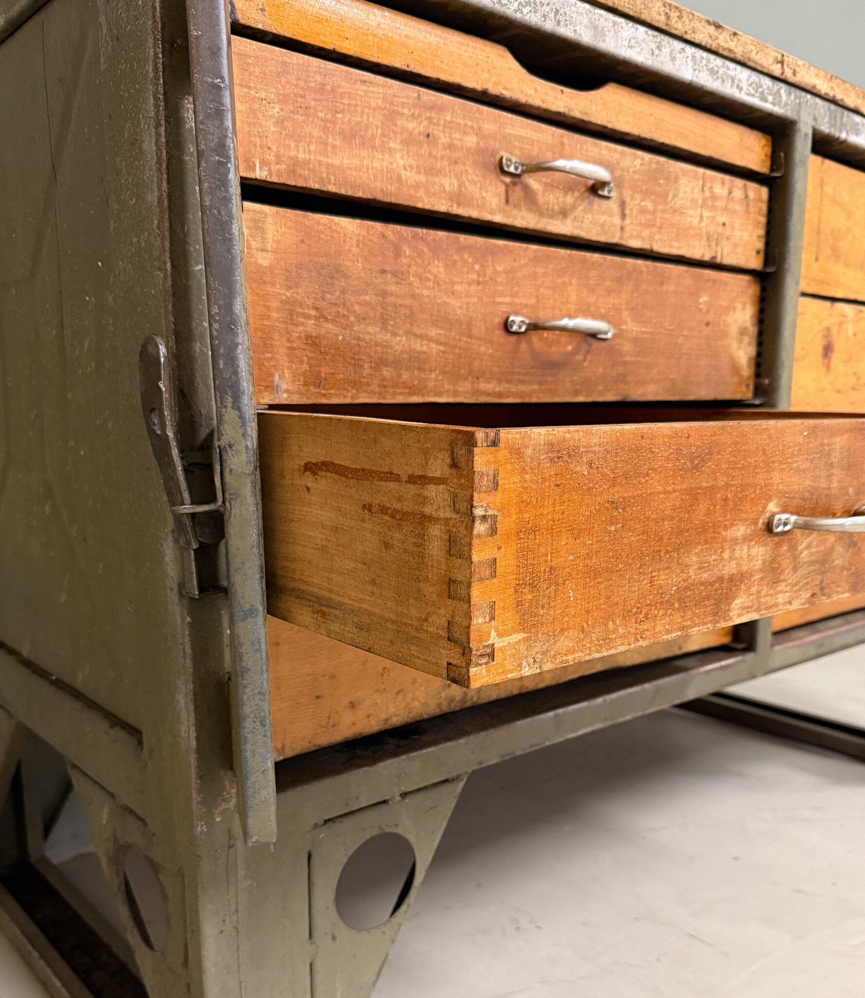 Vintage chest of drawers with wood and steel - Old army workbench ...
