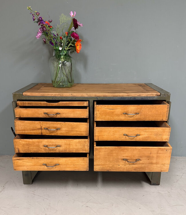 Industrieel dressoir / ladekast