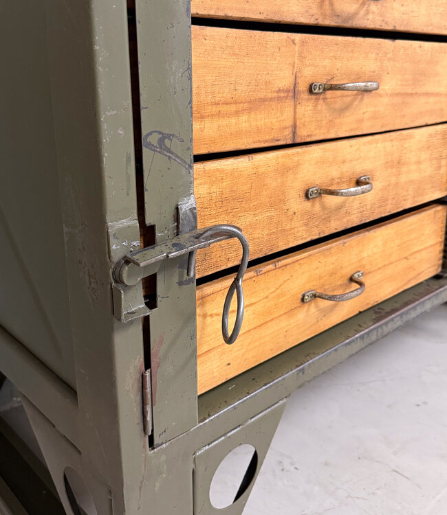 Industrieel dressoir / ladekast