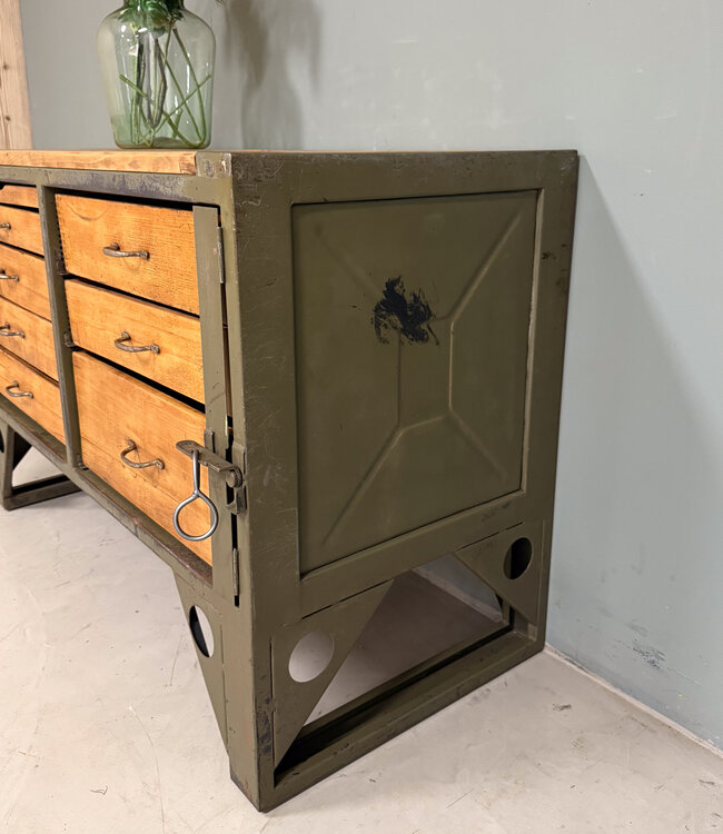Vintage sideboard / chest of drawers