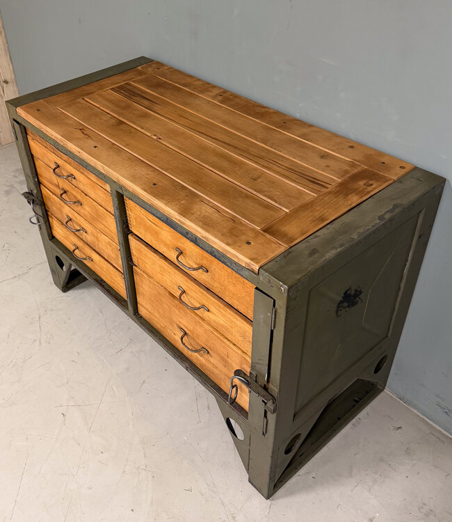 Vintage sideboard / chest of drawers