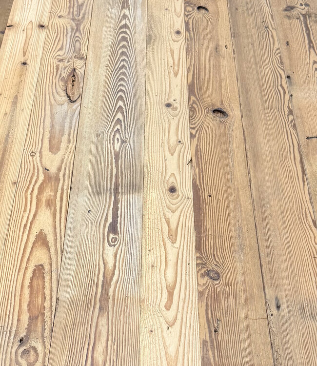 Scheunenholzplanken – Wandverkleidung aus alpinem Holz – Wandregale