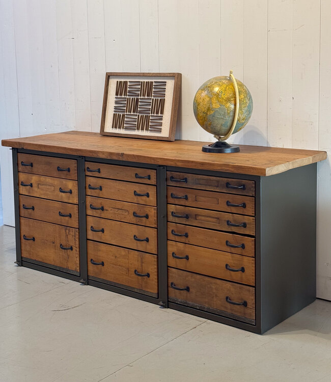 Industrieel dressoir met lades
