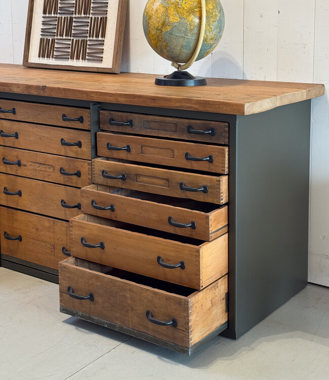 Industrielles Sideboard mit Schubladen