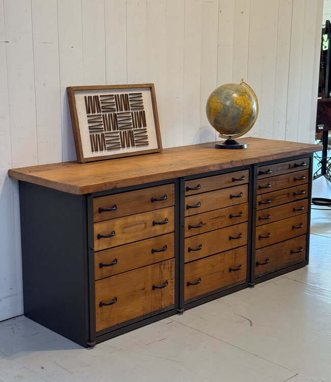 Vintage hout en staal dressoir met lades