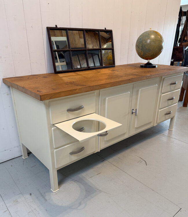 Vintage bakkerswerkbank met lades en deuren