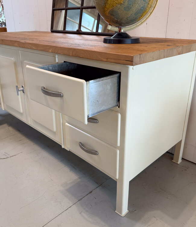 Vintage bakkerswerkbank met lades en deuren