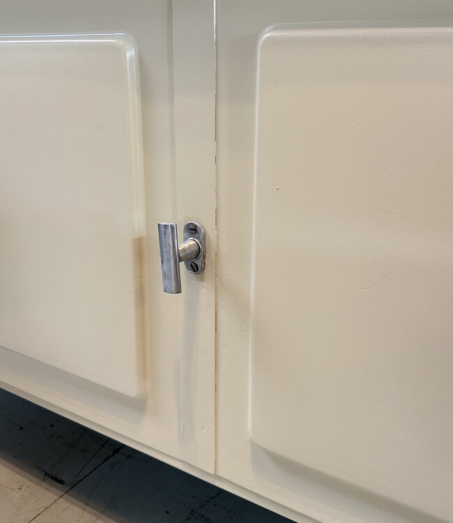 Vintage bakkerswerkbank met lades en deuren