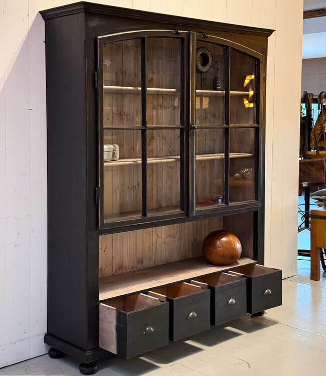 Zwarte vintage vitrinekast met oud glas | Buffetkast