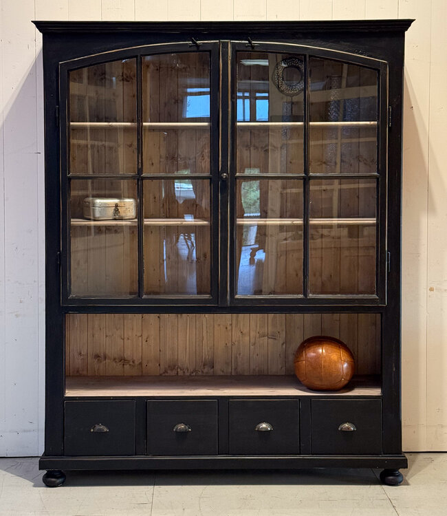 Schwarzer Vintage-Vitrinenschrank mit altem Glas | Buffetschrank