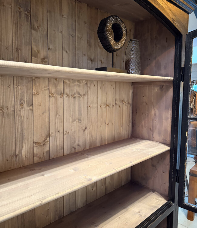 Zwarte vintage vitrinekast met oud glas | Buffetkast