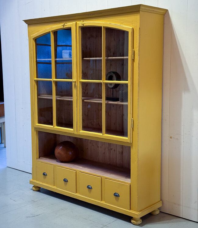 Gele vintage vitrinekast hout