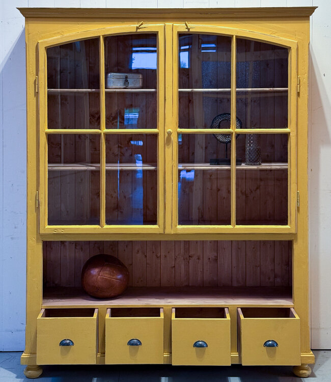 Gele vintage vitrinekast hout