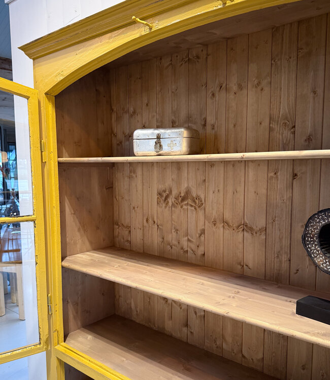 Gele vintage vitrinekast hout