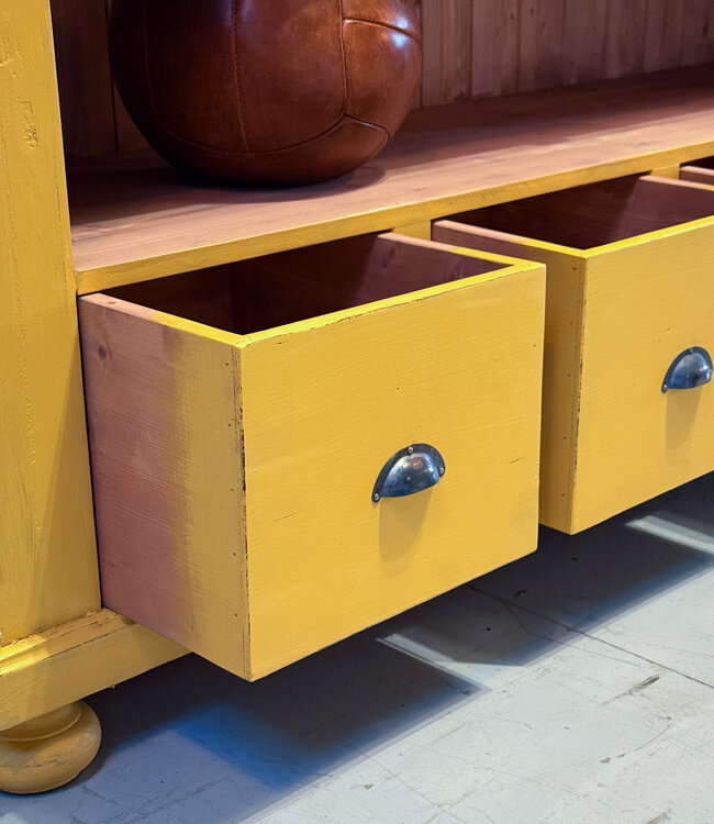 Gele vintage vitrinekast hout