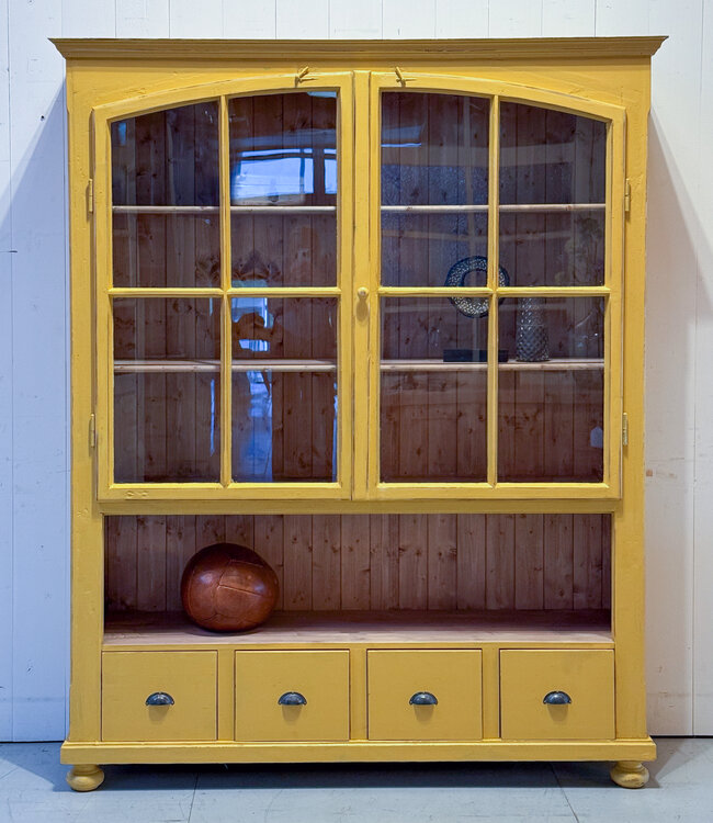 Gele vintage vitrinekast hout