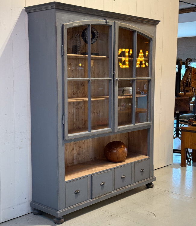 Vintage graues Sideboard mit altem Glas | Vitrine