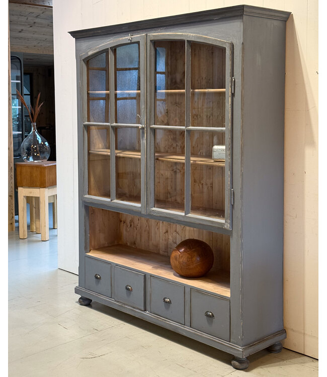 Vintage graues Sideboard mit altem Glas | Vitrine